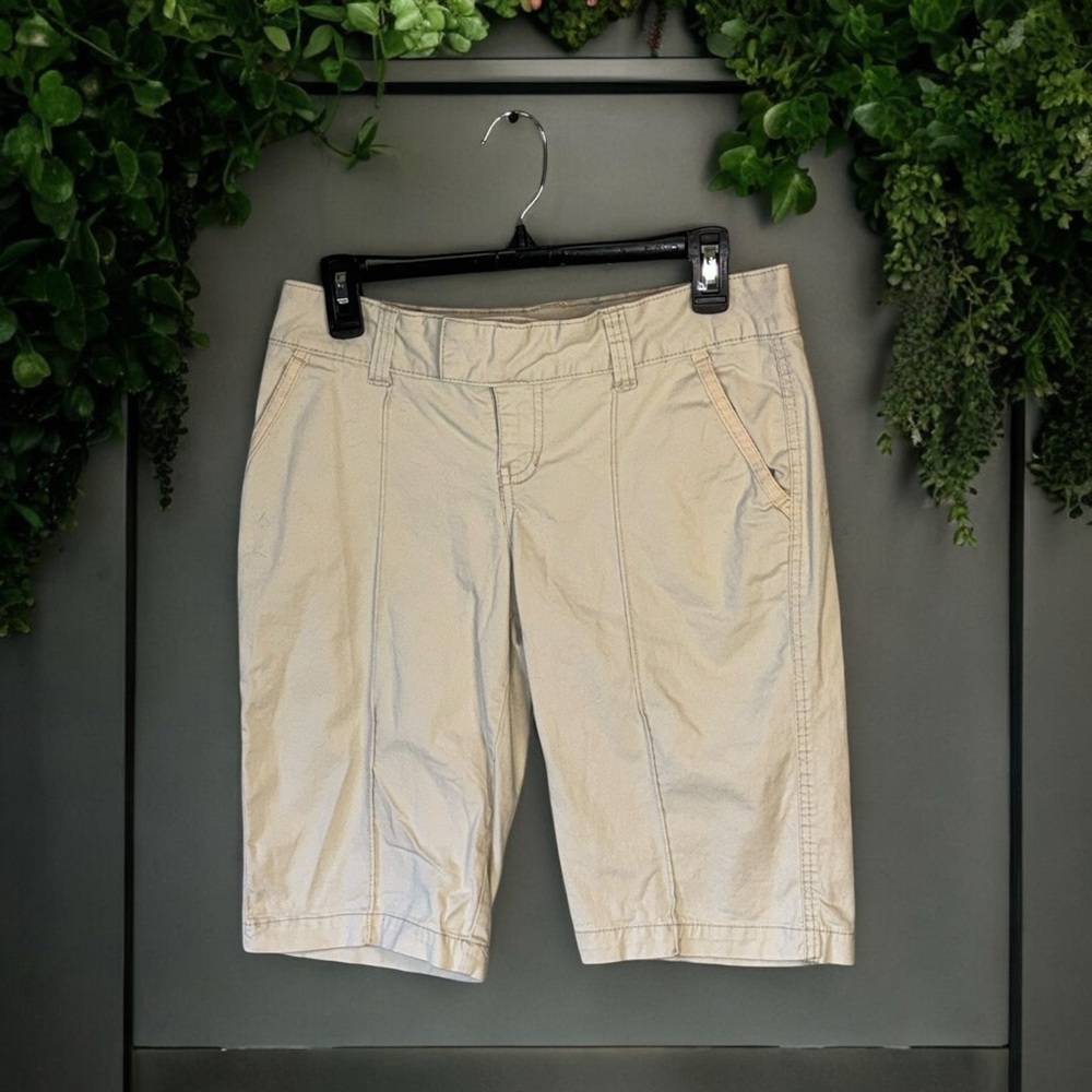 Nobo Bermudan cream shorts side slit pockets back pockets flapped & buttoned